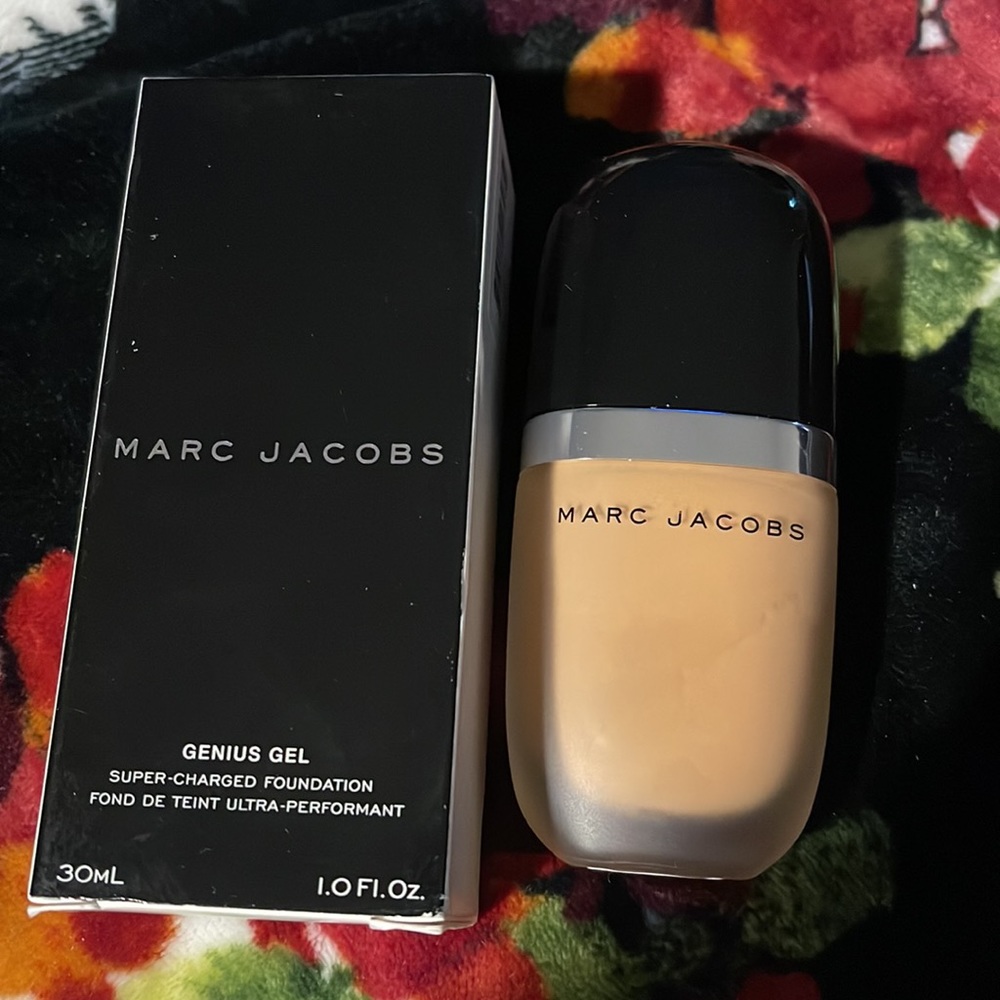 Marc Jacobs 66 Fawn Deep Genius Gel Foundation - Picture 4 of 5